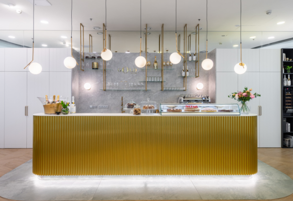 Desain kafe yang elegan dengan sentuhan emas atau perak